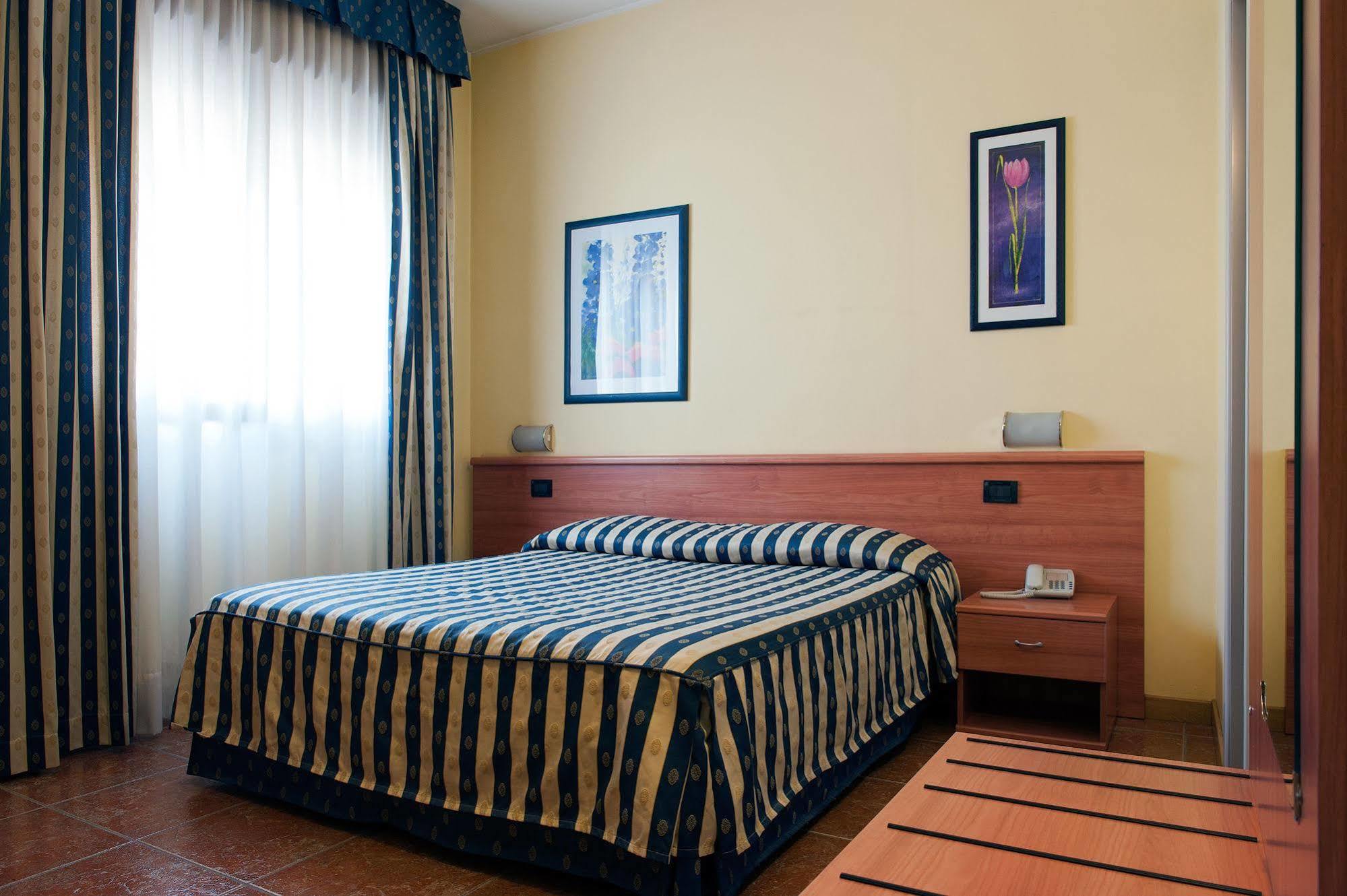 Hotel Blue Ribbon Верчелли Экстерьер фото