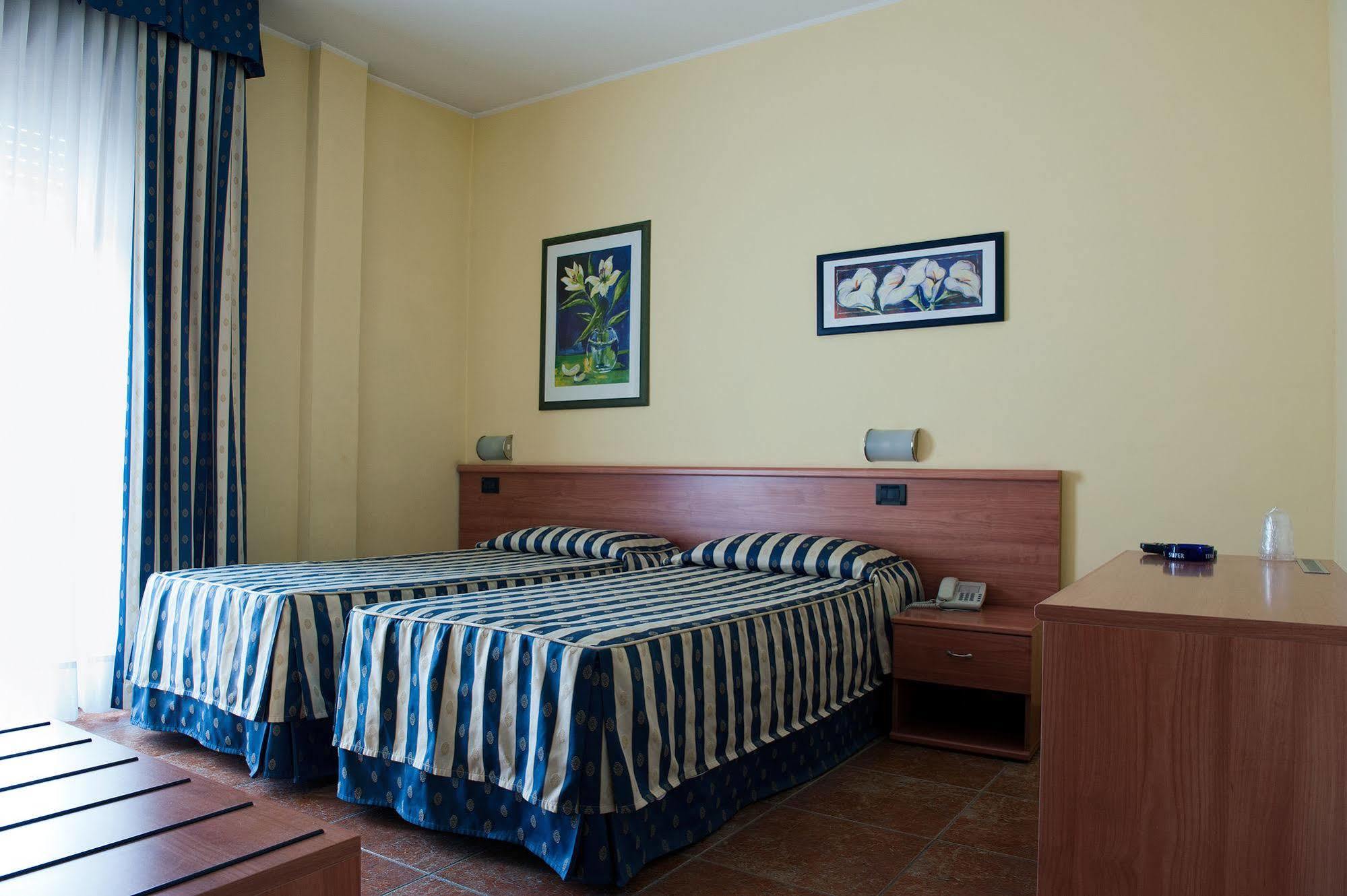 Hotel Blue Ribbon Верчелли Экстерьер фото
